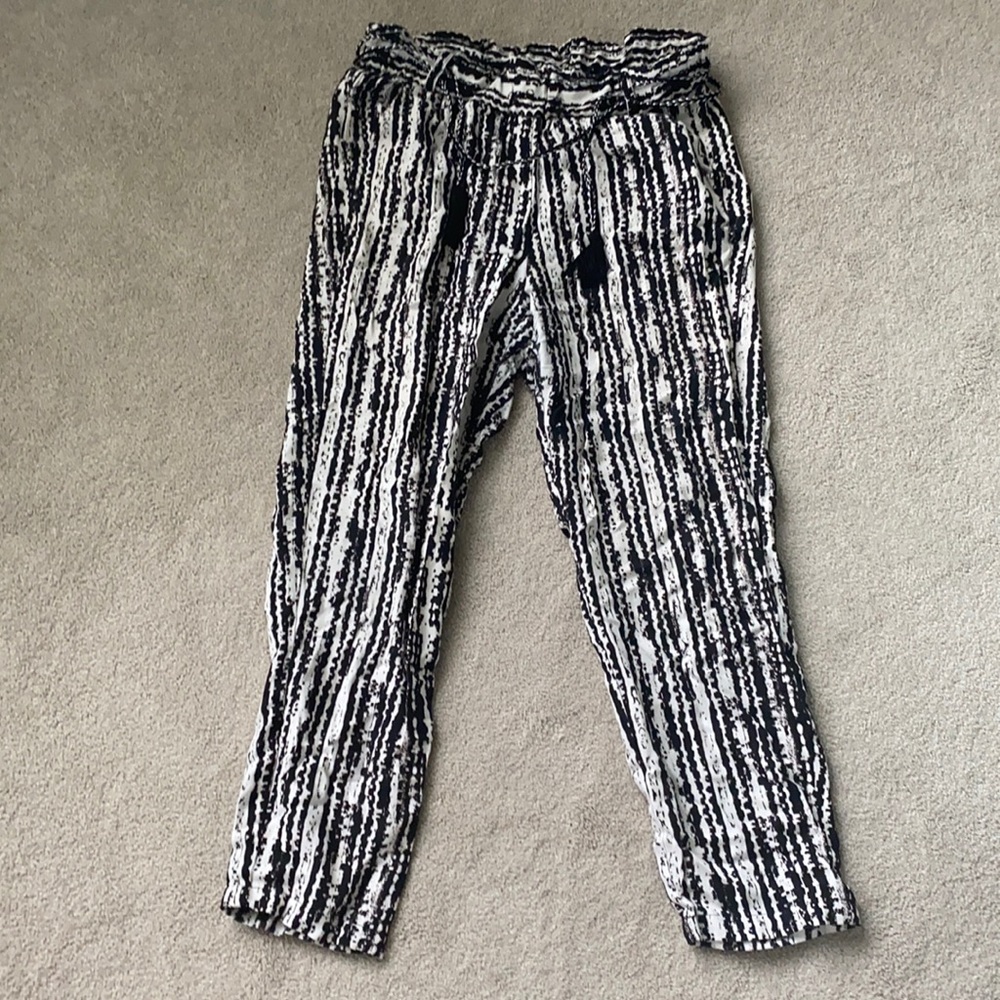 Ella Moss black and white Capri pants with pockets